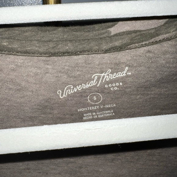 Universal Thread V Neck CAMO T-shirt - Picture 2 of 4